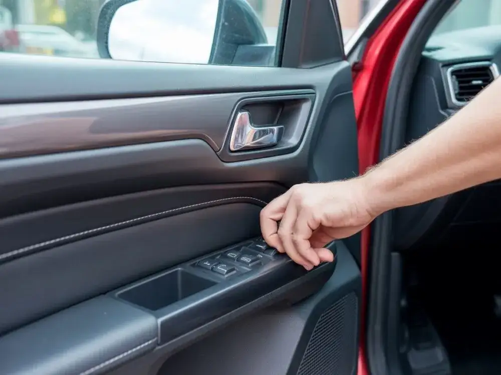 Jak podnieść szybę elektryczną w samochodzie - sprawdź, co zrobić, gdy nie działa