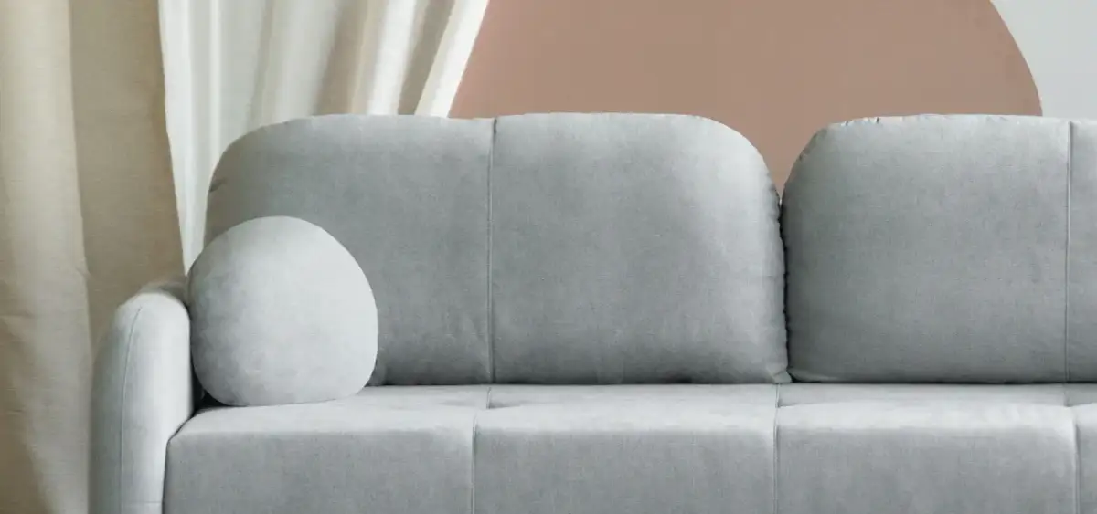 Jakie zasłony do szarej kanapy, aby uniknąć nudnych aranżacji?