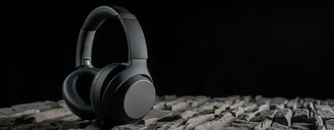 Słuchawki które nie przepuszczają dźwięku – najlepsze modele z ANC