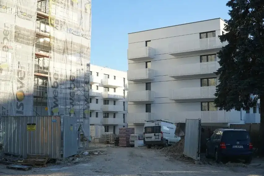 Ile kosztuje metr kwadratowy mieszkania w bloku w 2025 roku? Ceny, które zaskakują