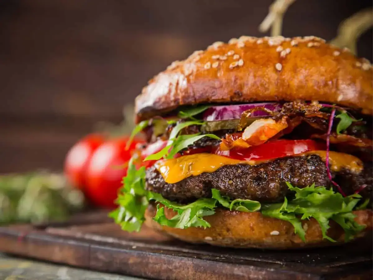 Prepara l'hamburger di manzo perfetto: i segreti da pro.