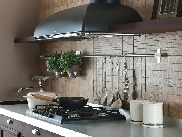 Czy układać płytki pod szafkami w kuchni? Oto, co musisz wiedzieć