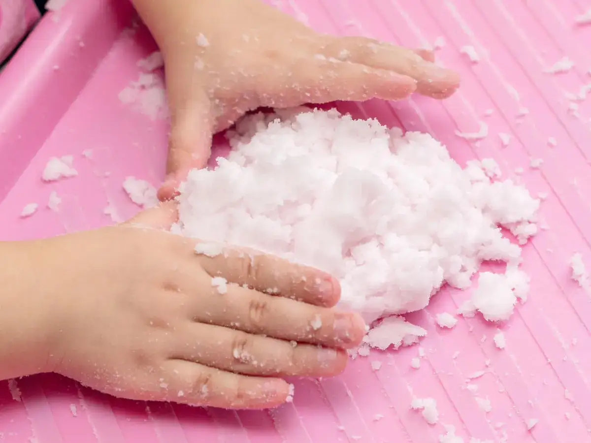 Sztuczny śnieg DIY - proste przepisy na zabawę bez bałaganu