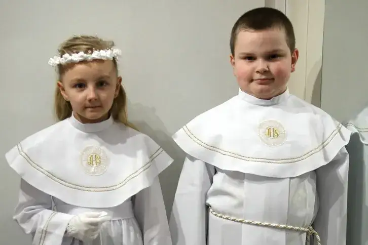 Jak się ubrać na komunię dziecka zdjęcia, aby wyglądać elegancko