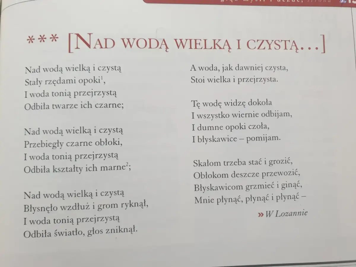 Nad wodą wielką i czystą odbijają się opoki i niebo. Woda jest przejrzysta, odbija wszystko.
