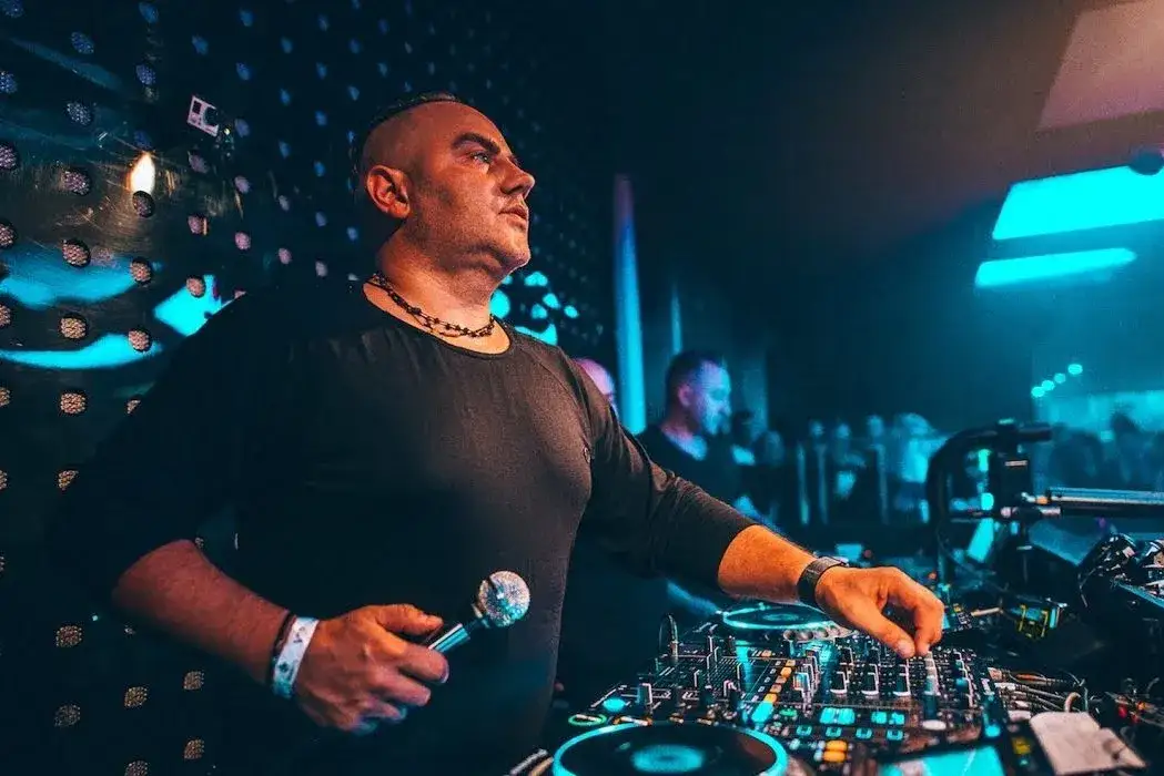 DJ Kris ile ma lat? Zaskakujące fakty o jego wieku i karierze