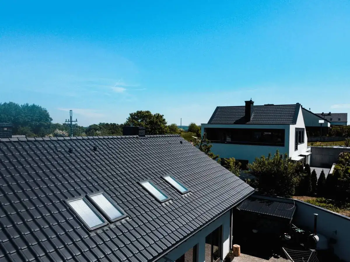 Ile kosztuje dach z dachówki ceramicznej? Ceny i nieoczekiwane wydatki