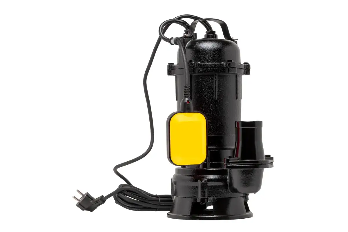Czarna, zanurzalna pompa z żółtym pływakiem, idealna jako pompa do przydomowej oczyszczalni ścieków.