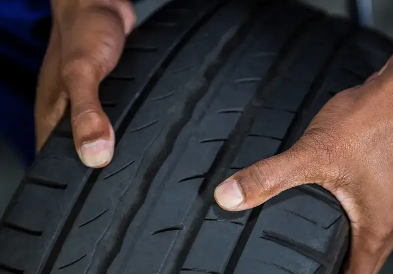 Wyząbkowane opony: objawy, przyczyny i jak je rozpoznać