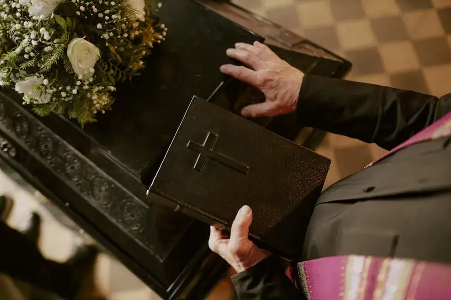 Ile kosztuje pogrzeb w kościele? Sprawdź, co wpływa na ceny