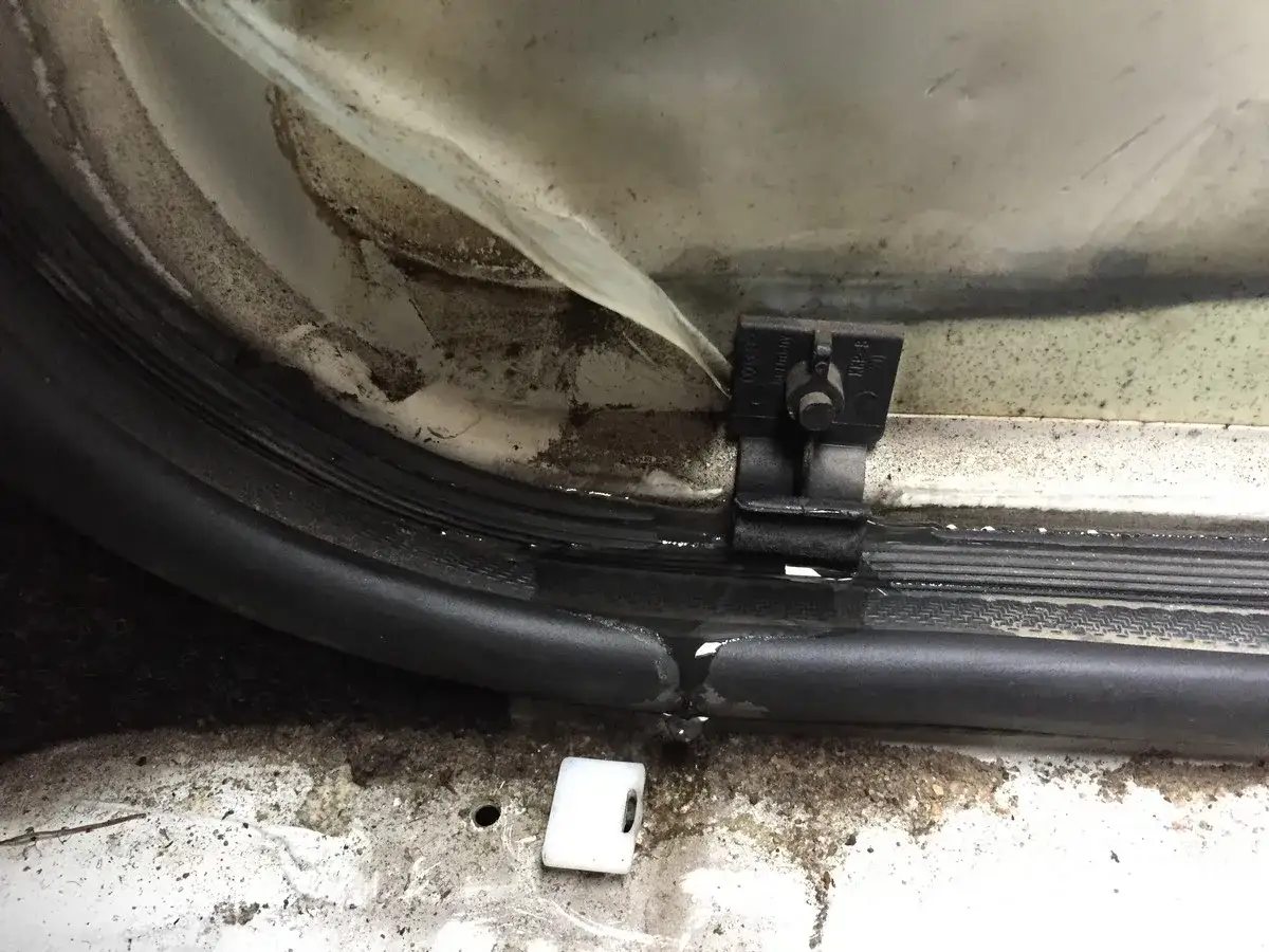 Mokry dywanik? Udrożnij odpływy w aucie i uratuj elektronikę.