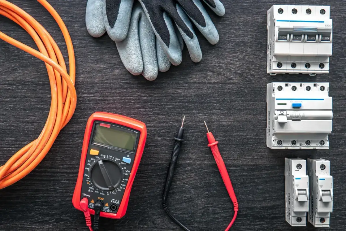 Kondensator multimetrem: Jak sprawdzić i zinterpretować wyniki?