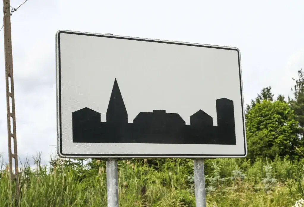 Znak D-42 a prędkość: czy teren zabudowany odwołuje ograniczenie?