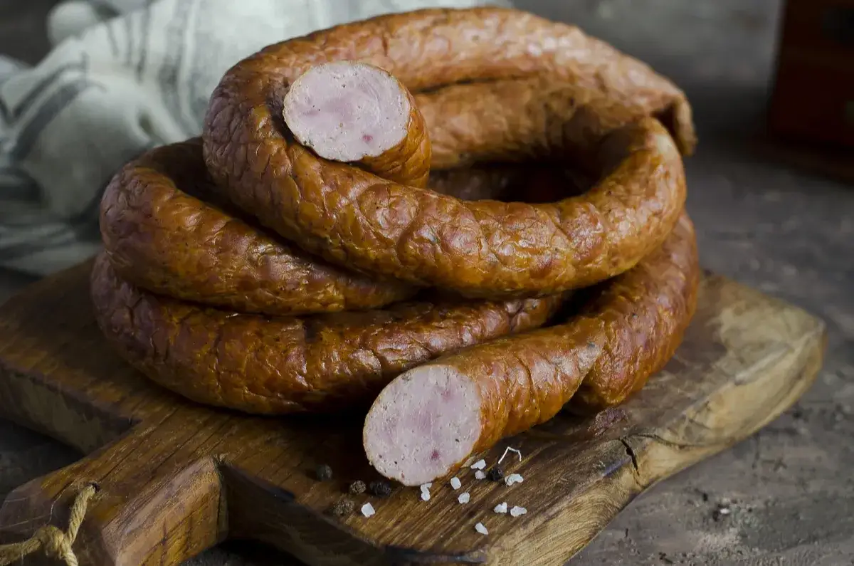 Kiełbasa z indyka: Twój prosty przepis na soczysty wyrób bez chemii