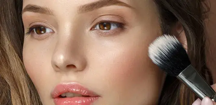 Jak ukryć pryszcze makijażem - skuteczne sposoby na idealną cerę