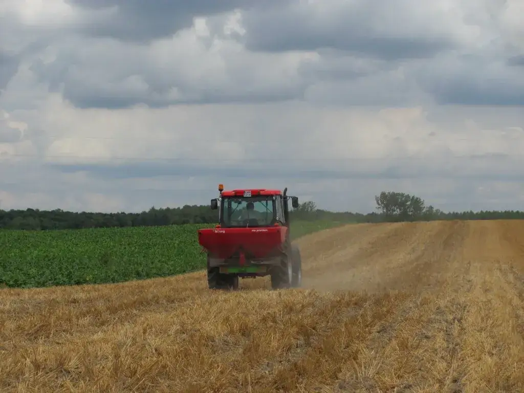 Nawóz przed orką czy po – kiedy zastosować, by uniknąć błędów?