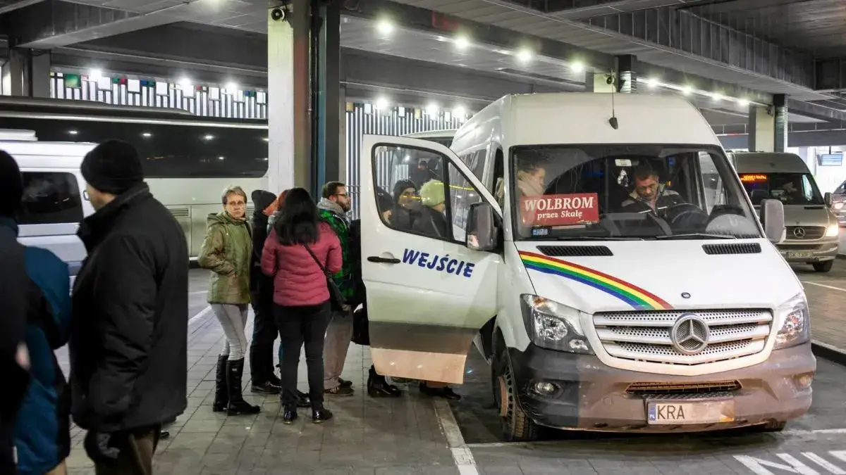 Ile jedzie bus z Krakowa do Katowic? Czas podróży i wskazówki