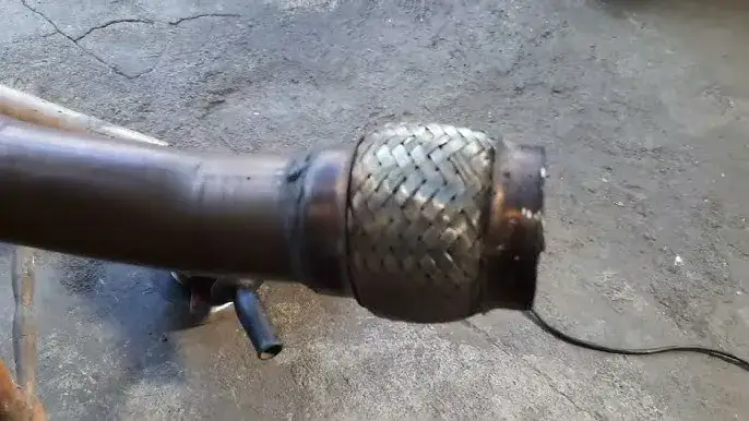 Najważniejsze objawy uszkodzonej plecionki wydechu, które musisz znać