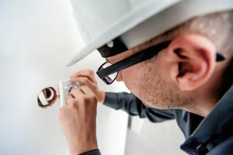 Ile bierze elektryk za godzinę? Sprawdź stawki i oszczędzaj!