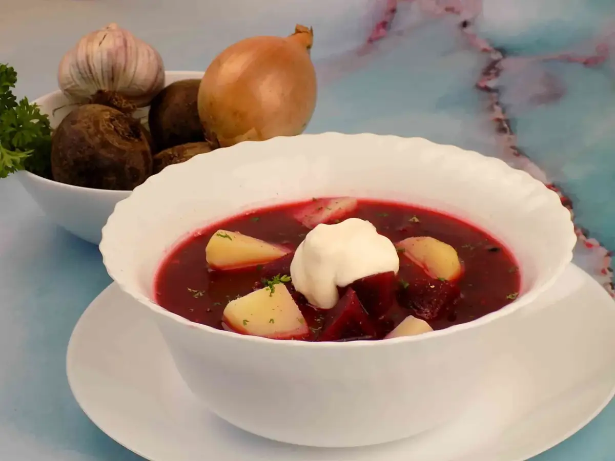 Zupa buraczkowa z ziemniakami, podana z kleksem śmietany. Zastanawiasz się, ile kalorii ma zupa buraczkowa z ziemniakami?