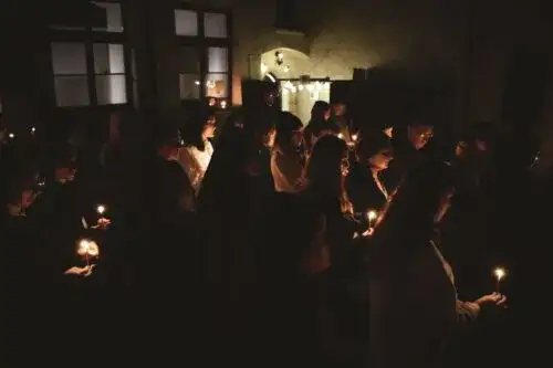 Czuwanie w kościele - co to jest i jak wpływa na duchowość?