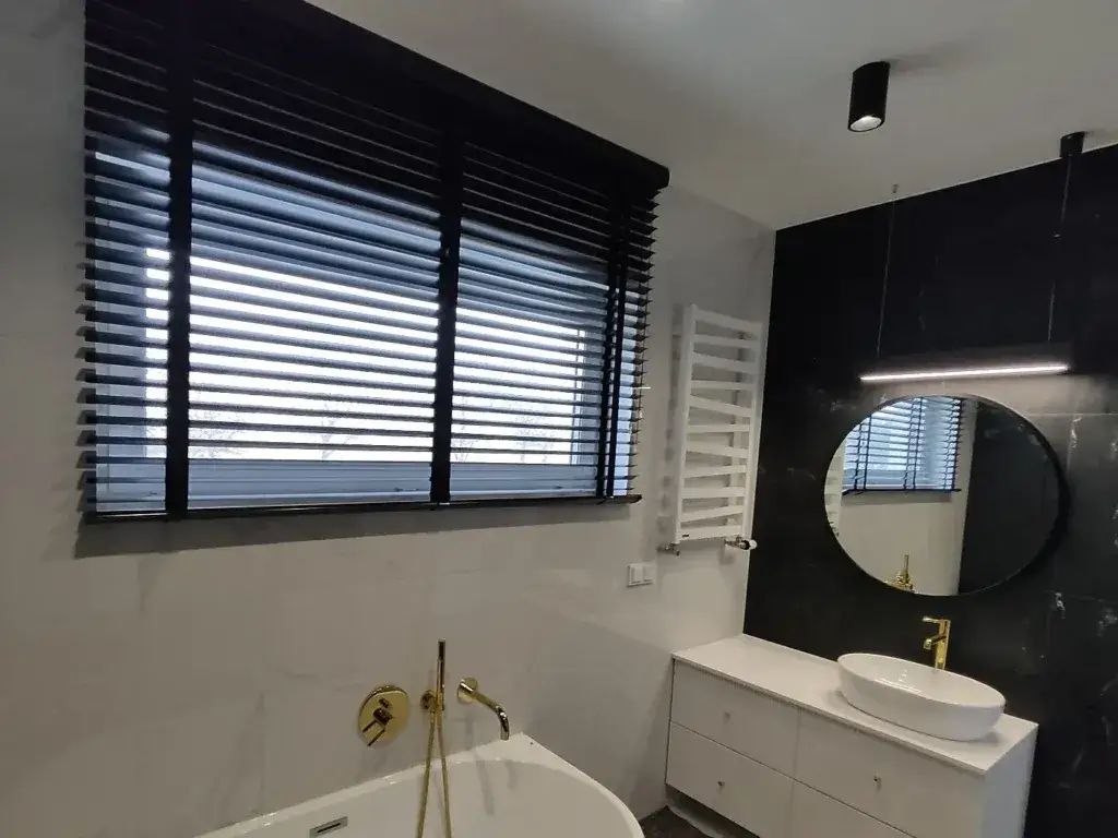 Najlepsze rolety do łazienki – odporne na wilgoć i łatwe w pielęgnacji