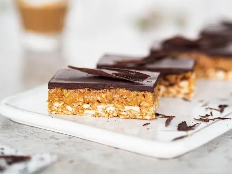 Szybkie ciasto z kajmakiem przepis – łatwe i pyszne bez pieczenia