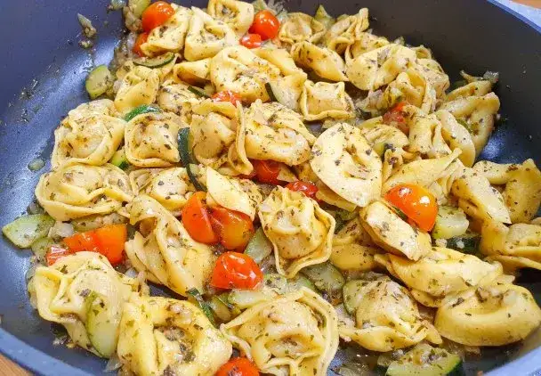 Z czym podać tortellini? Pomysły na sosy, zapiekanki i szybkie obiady