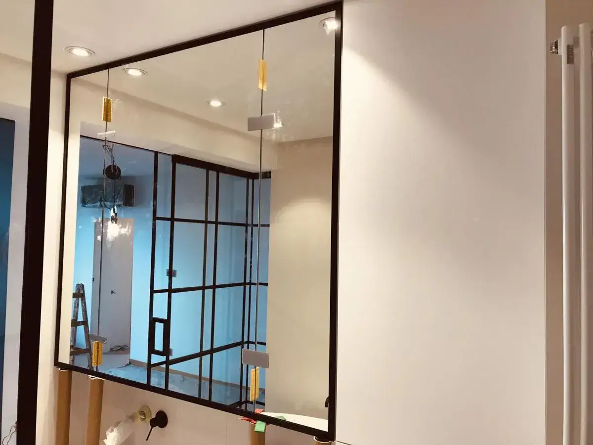 Lustro na wymiar: Ile kosztuje m2 u szklarza? Sprawdź, jak nie przepłacić.