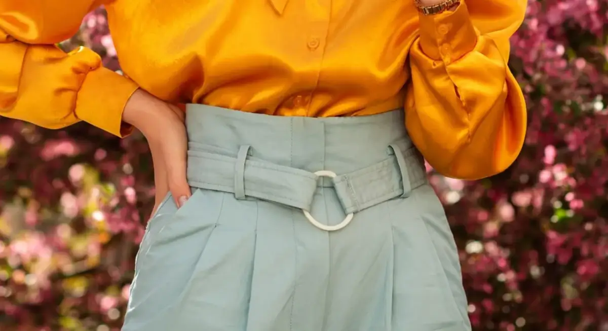 Jakie bluzki najlepiej pasują do szerokich spodni z wysokim stanem?