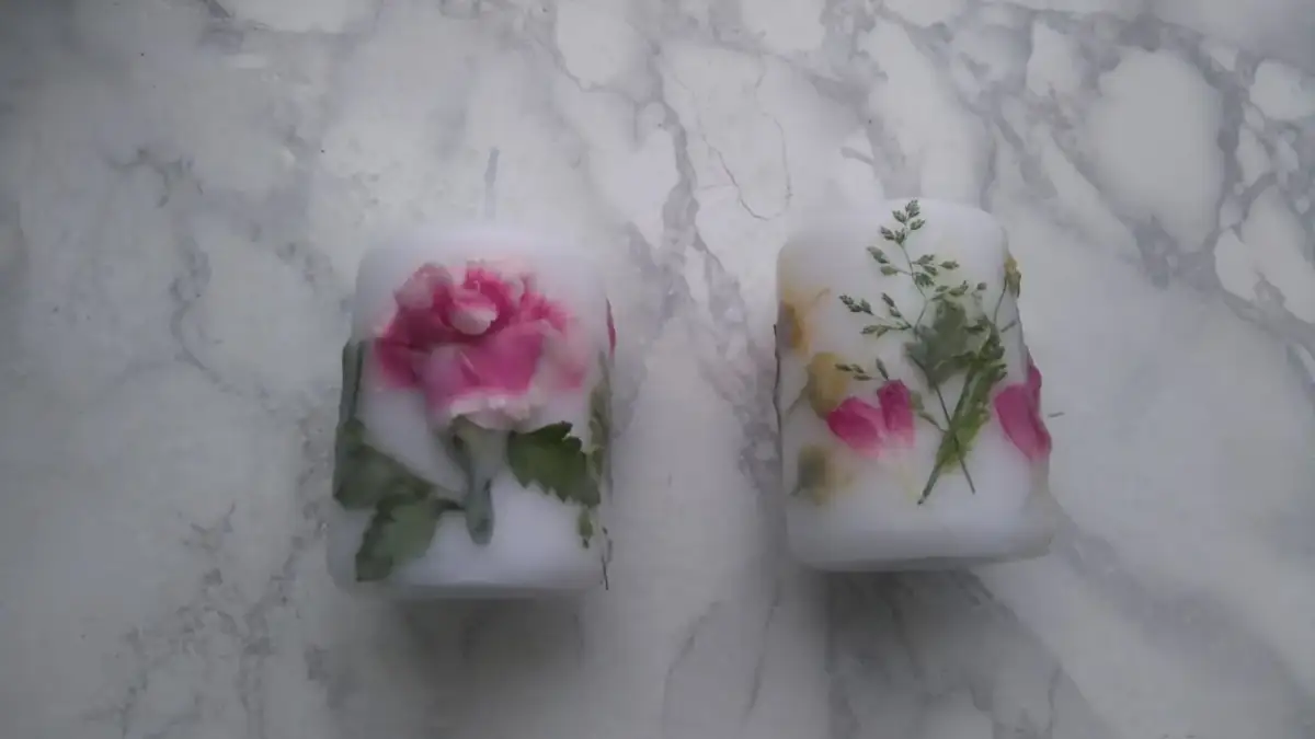 Jak zrobić świece z suszonymi kwiatami - proste kroki i porady