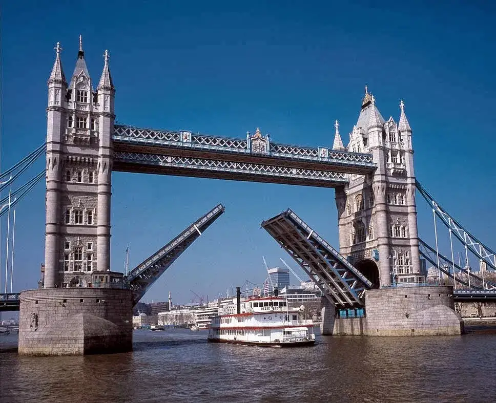 Jaka rzeka przepływa przez Londyn? Odkryj historię Tamizy i jej znaczenie