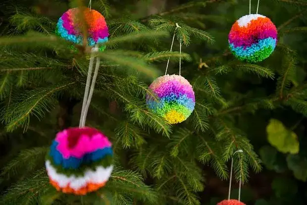 Ludowe ozdoby choinkowe jak zrobić: proste i piękne pomysły na święta