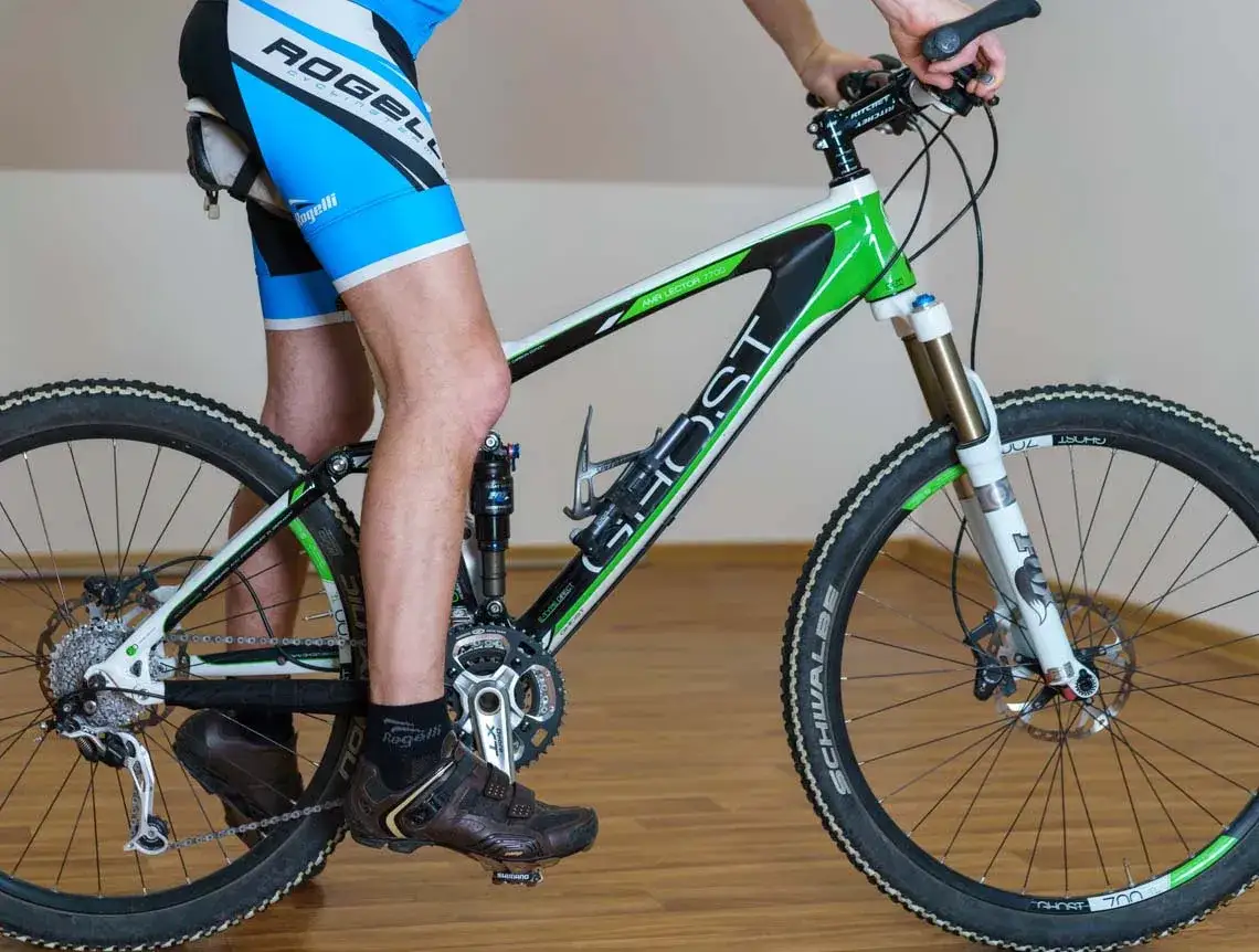 Jak dopasować wysokość siodełka w rowerze, by uniknąć bólu podczas jazdy