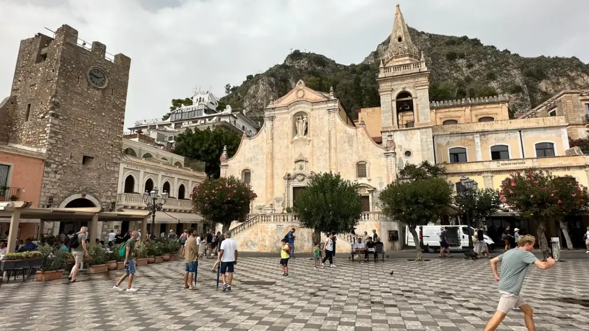 Gdzie zjeść w Taorminie? Najlepsze lokalne smaki w przystępnych cenach