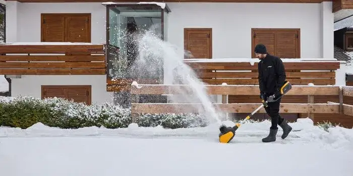 Odśnieżanie podjazdu: Chroń bruk, unikaj soli, poznaj prawo!