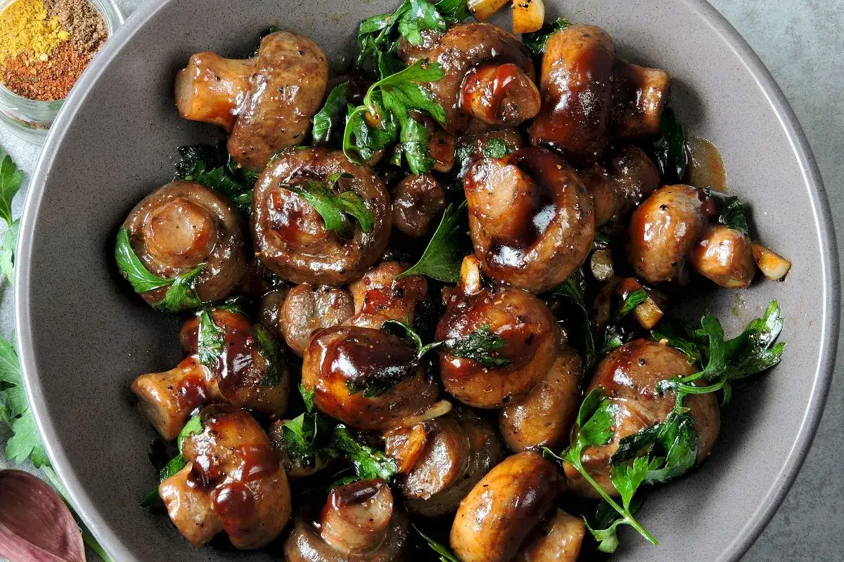 Jak gotować pieczarki do sałatki, aby były idealnie smaczne i chrupiące