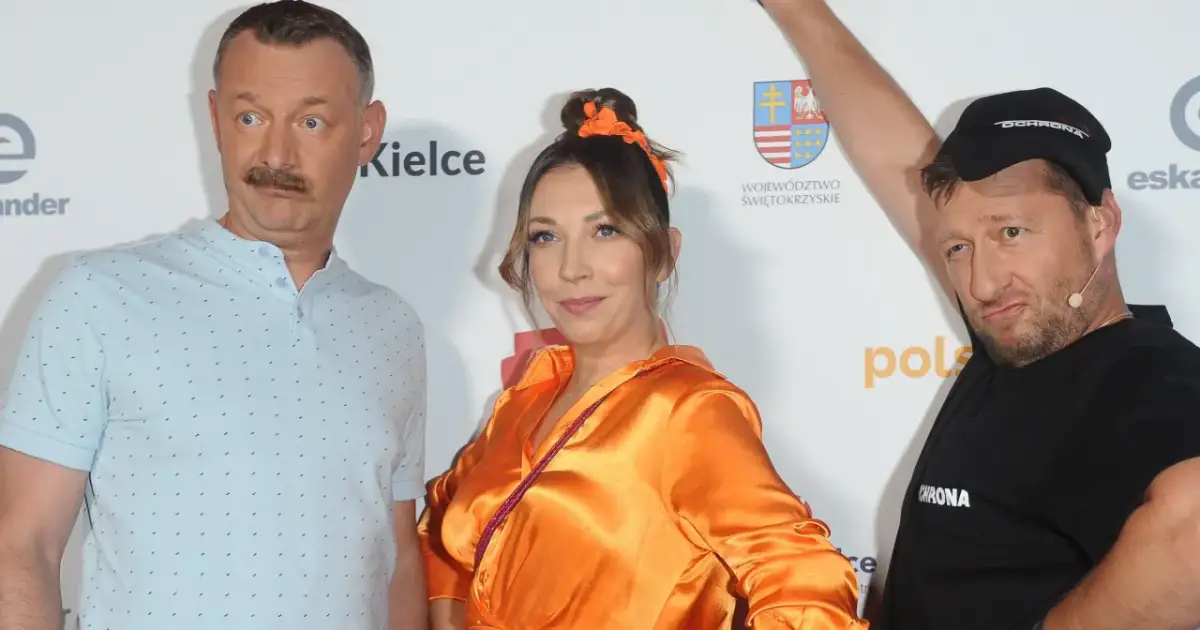 Kabaret Nowak skład: Robert Motyka, Joanna Kołaczkowska i Bartosz Gajda pozują do zdjęcia.