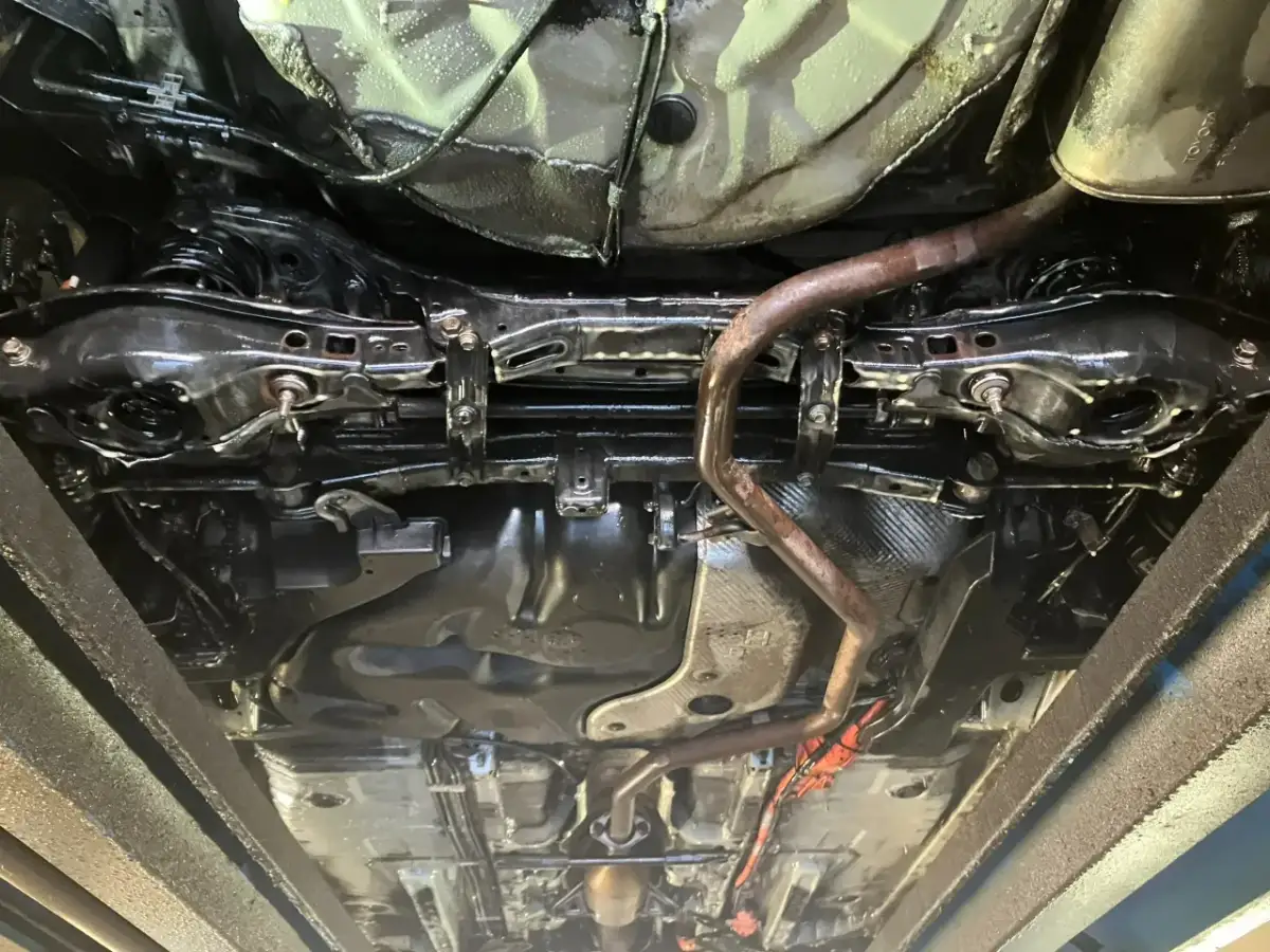 Nowe zabezpieczenie antykorozyjne podwozia samochodu, chroniące przed rdzą i uszkodzeniami.