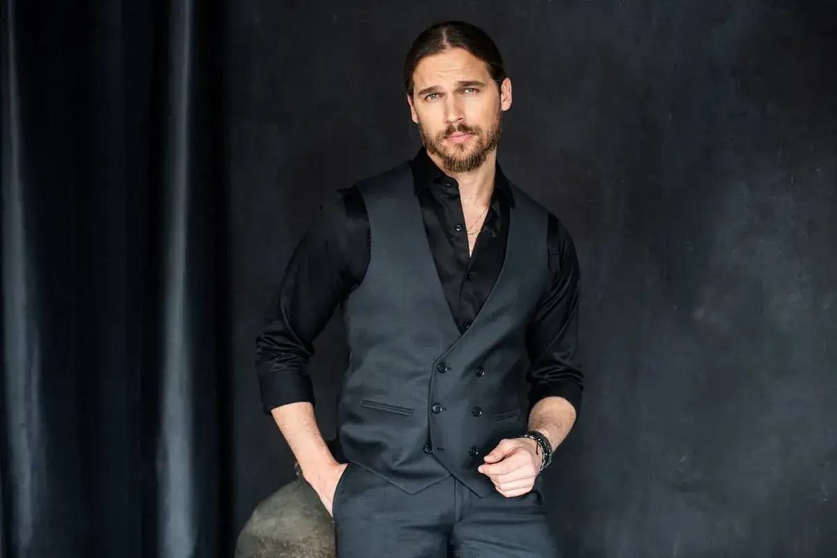 Czy czarna koszula pasuje na wesele? Odkryj ważne zasady i porady