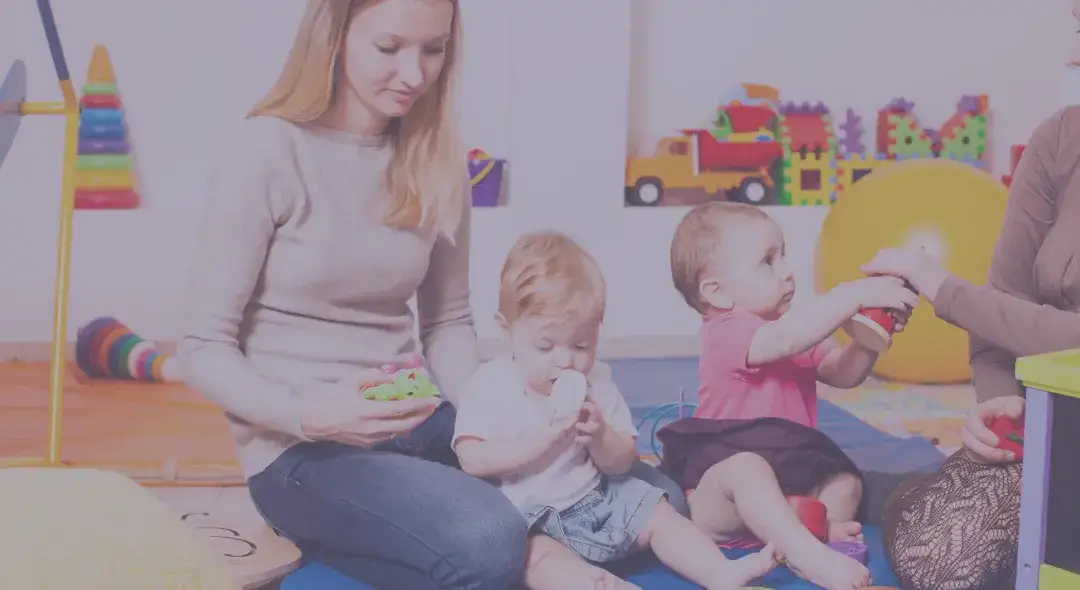 Ile godzin pracuje opiekunka w żłobku? Poznaj prawdę o etacie