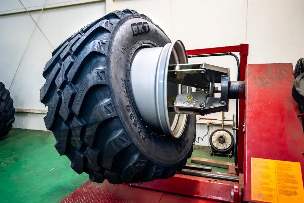 Montaż opon kierunkowych: Jak zrobić to dobrze i bezpiecznie?