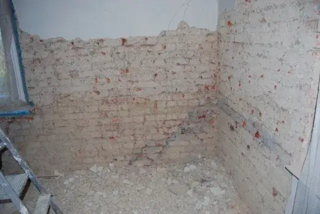 Tynk na stary tynk: Kiedy skuwać, a kiedy tynkować bez kucia?