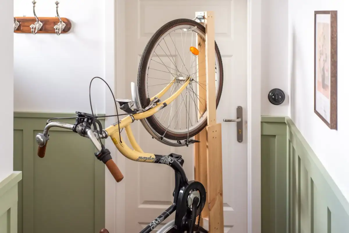 Jak zrobić stojak na rowery z drewna - proste kroki i porady
