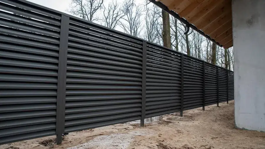 Ile kosztuje budowa ogrodzenia? Cennik 2026, ukryte koszty, porady.