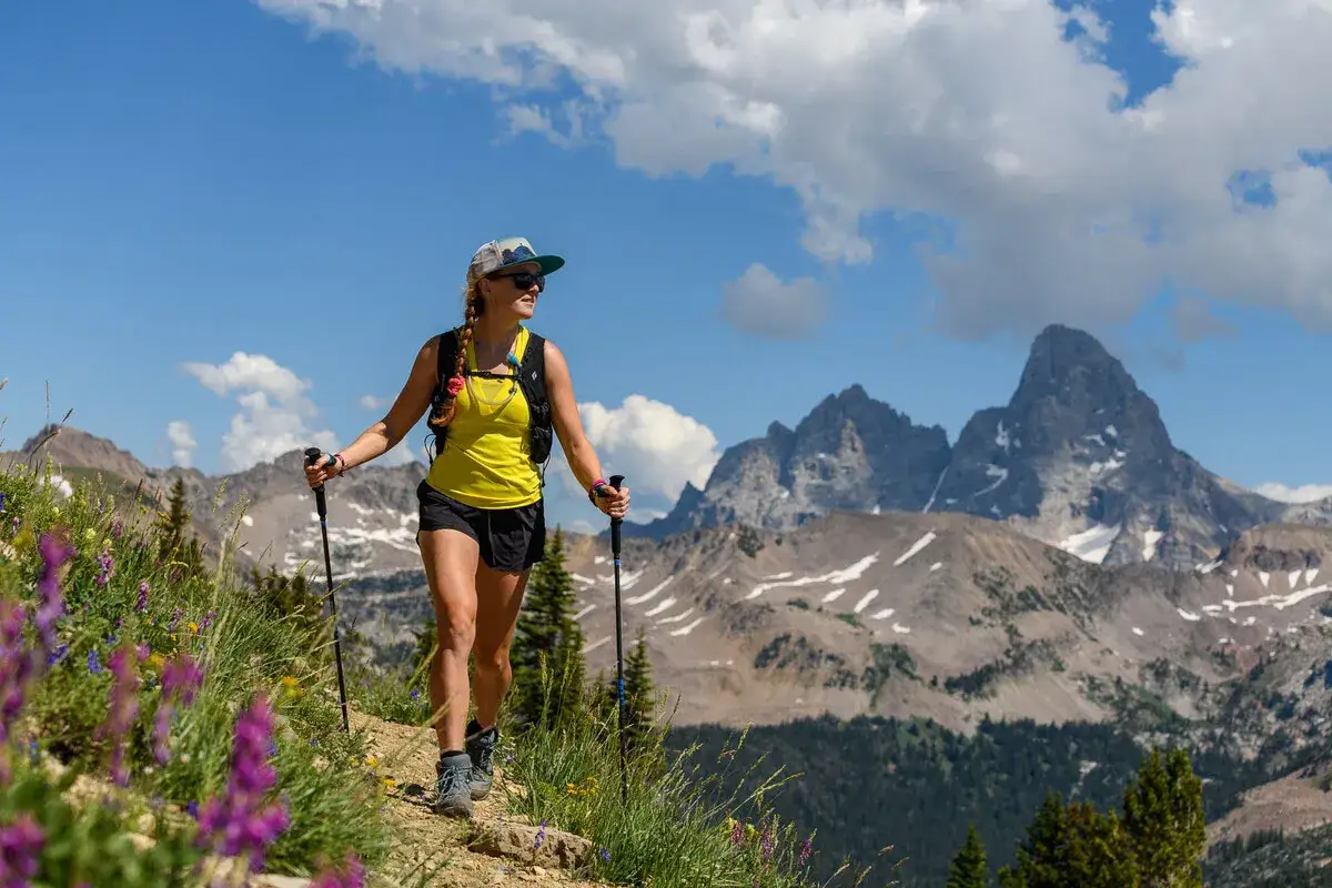 Jakie kije w góry? Wybierz idealne: teleskopowe czy składane?