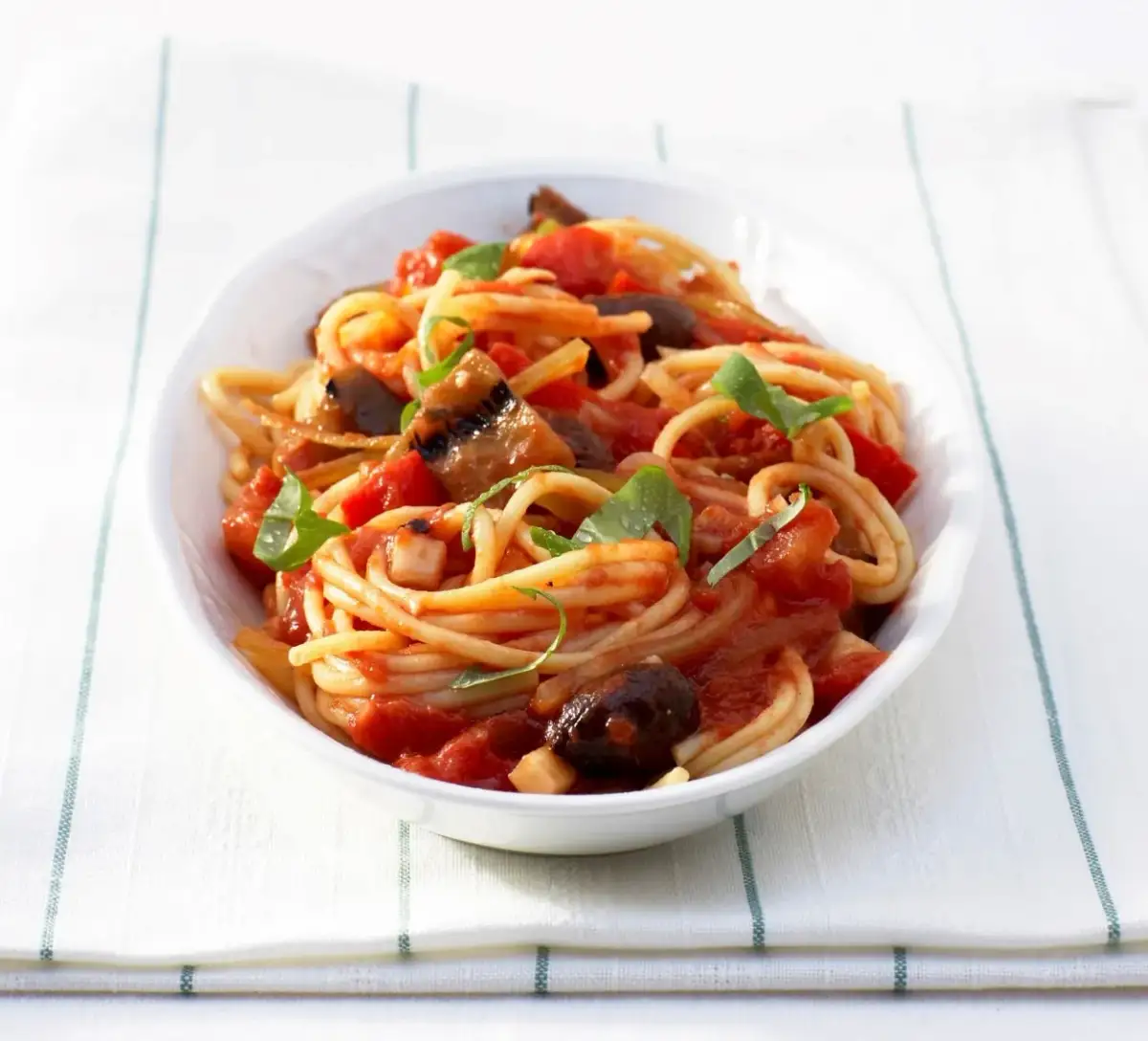 Różnice między spaghetti napoli a bolognese - co warto wiedzieć?