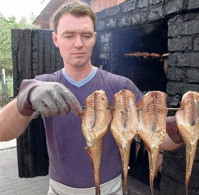 Wędzone ryby nad Bałtykiem: Jak rozpoznać świeże i uniknąć pułapek?