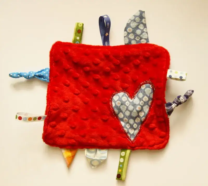 Uszyj metkowca sensorycznego: Bezpieczna przytulanka DIY krok po kroku.