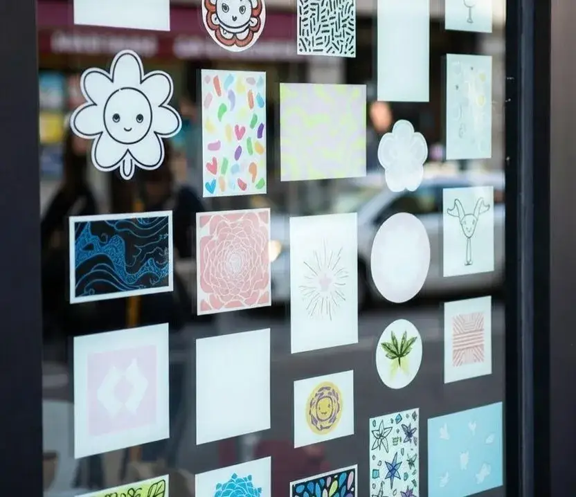 Zastosowania naklejek elektrostatycznych w retailu i branży FMCG.